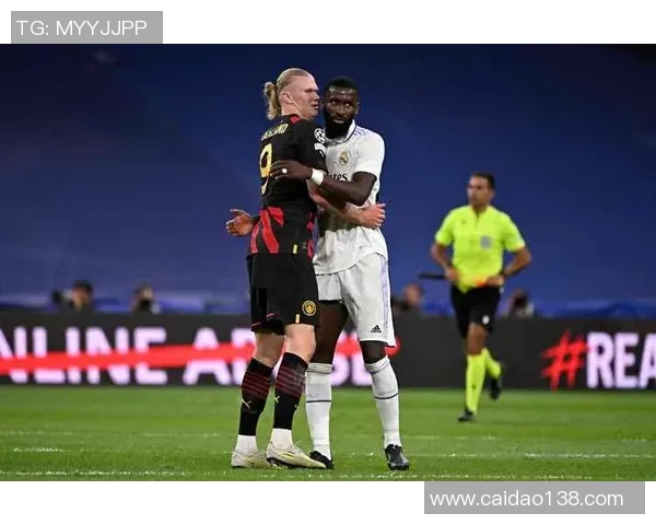 吕迪格抱摔哈兰德，裁判VAR只看了一遍就决断判罚点球